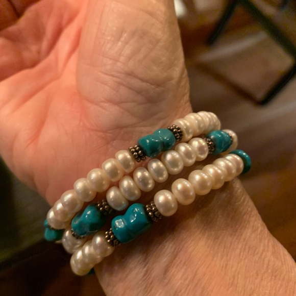 Three Turquoise, pearl and silver stretch bracelets. - Picture 1 of 2